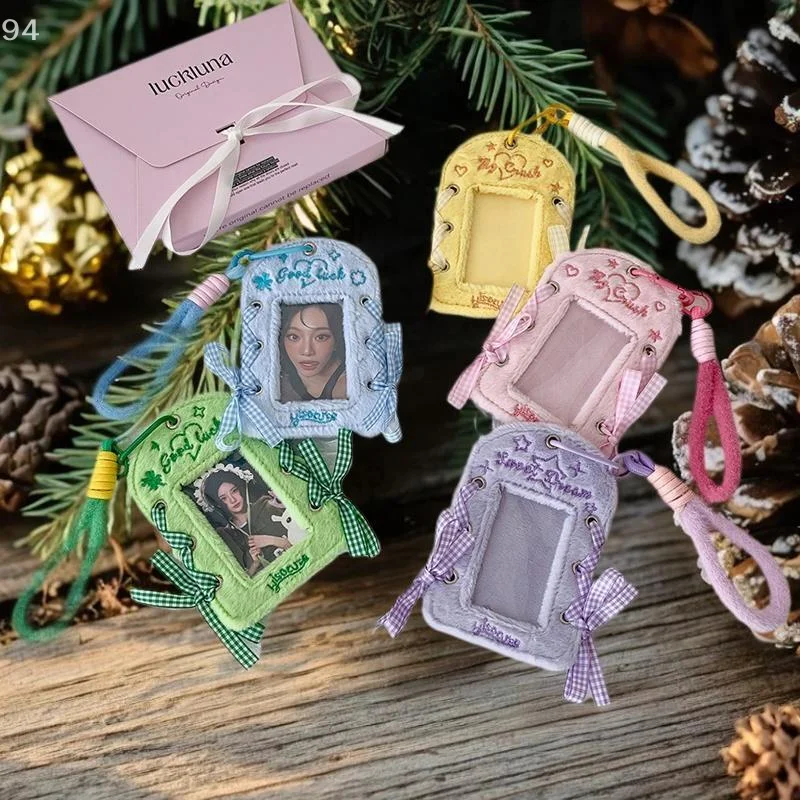 حامل بطاقات الصور الفوتوغرافية من القطيفة على شكل شريط باليه مع حبل قصير، وتخزين صور أيدول، وعرض البطاقة، وهدية قلادة أمان