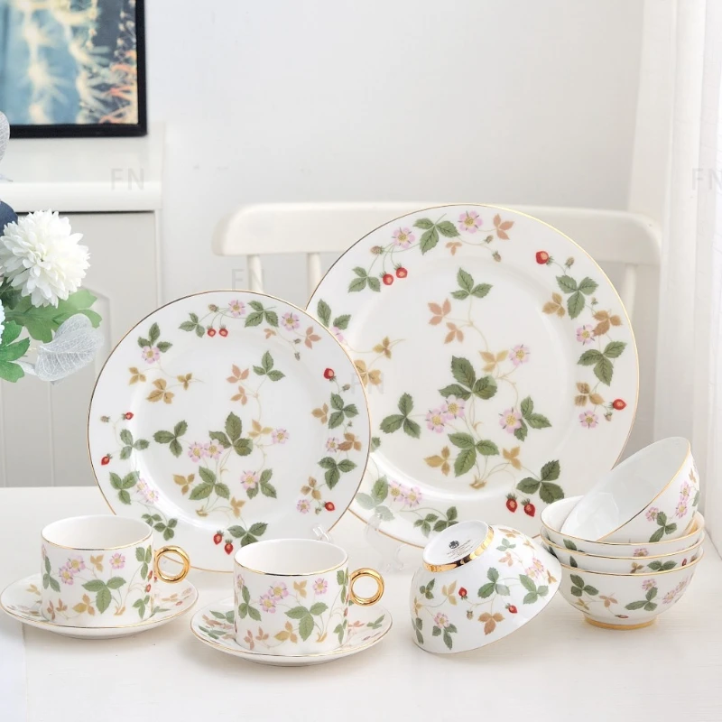 

Creative Pastoral Light Luxury Wild Strawberry Bone China Mug European Coffee Cup and Saucer Set Gift Box