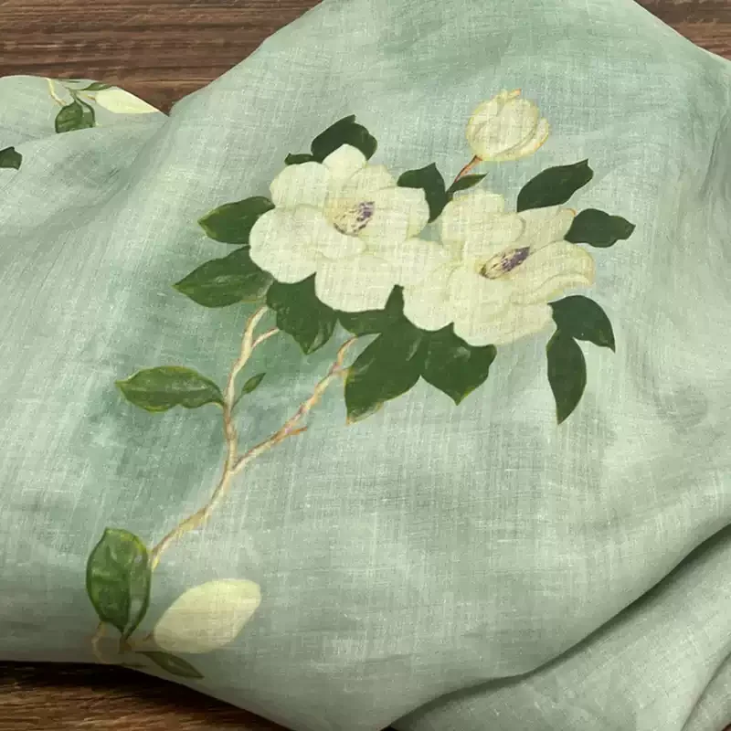 

Чистая ткань из рами с принтом, используемая для пошива высококачественной летней одежды.