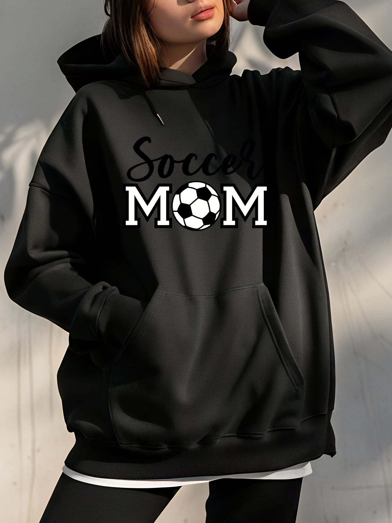 

Толстовка с капюшоном для футбольной мамы, женская повседневная толстовка с принтом футбольного мяча, спортивный стиль для мам и фанатов