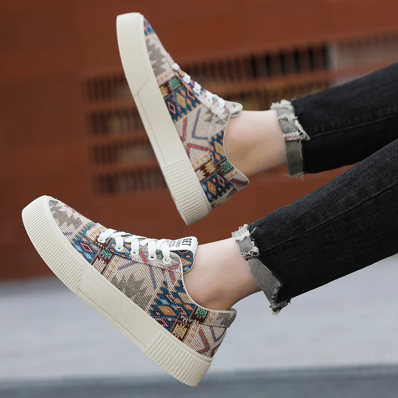 Zapatos de lona para hombre, nuevos zapatos deportivos informales transpirables de suela gruesa a la moda de talla grande, zapatillas cómodas antideslizantes para hombre