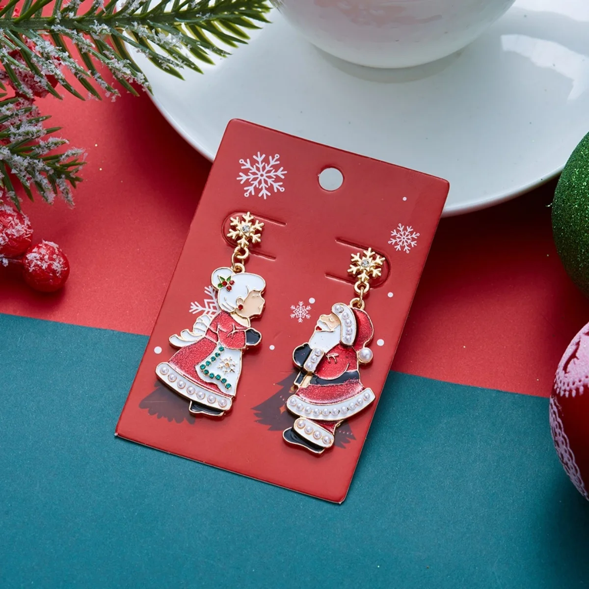 Weihnachtliche Emaille-Ohrringe mit Weihnachtsmann, älterer Dame, asymmetrischem Design, für Damen, mit Motiven von Rentier, Schneeflocke, Lebkuchenmann und Süßigkeiten, Schmuck. – Detail 17