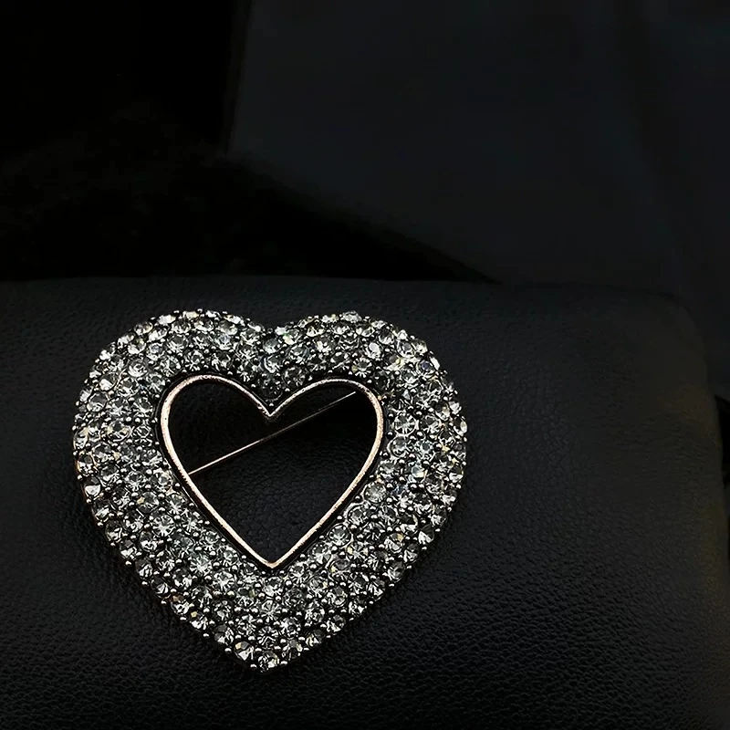 Elegant Full Rhinestone Heart Brooch Women Lapel Pin Luxury French Suit Dress Shawl Decor Valentine Wedding Party Jewelry Gift