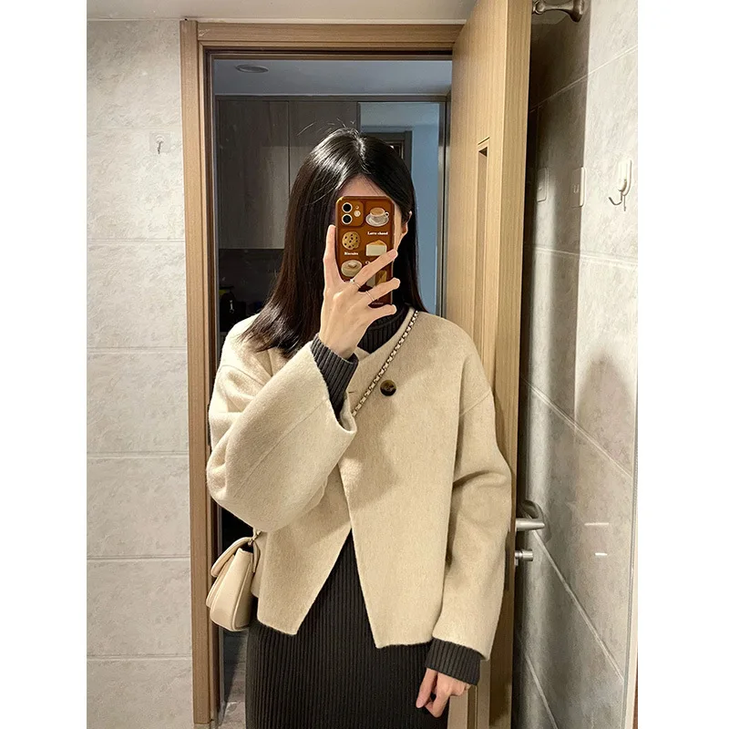 

Oatmeal-colored one-grain woolen coat for women's autumn and winter new retro short thickened high-end woolen top