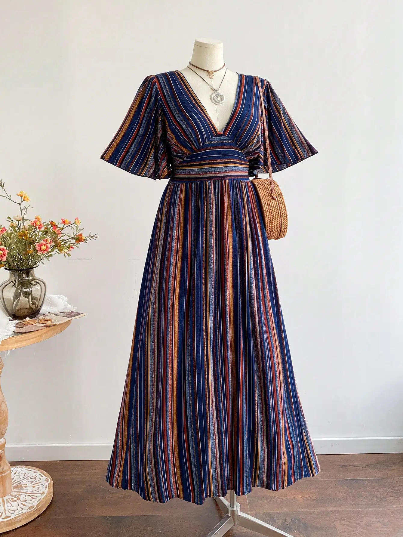 

Женское макси-платье в стиле бохо с V-образным вырезом, полосатое, с завязками на талии и расклешенными рукавами