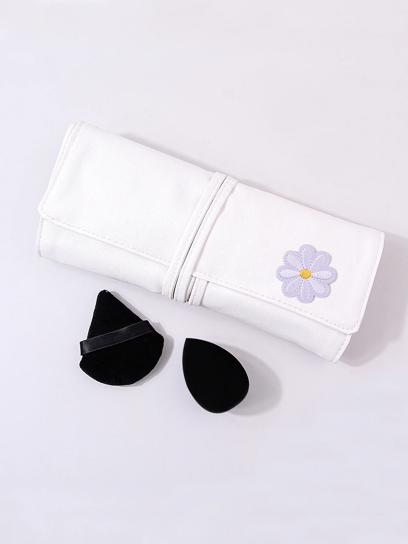 17個のメイクアップツールセットには、次のものが含まれます：14個のメイクブラシセット+1個のメイクアップスポンジ+1個の三角パウダーパフ+1個の12穴収納バッグ