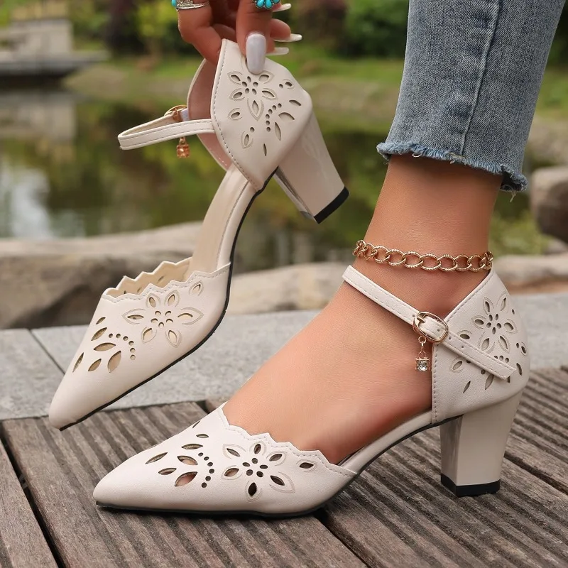 أحذية نسائية صيفية بمقدمة مدببة وكعب عالي سميك ومفرغ على شكل زهرة من الجلد الناعم وإبزيم كبير الحجم