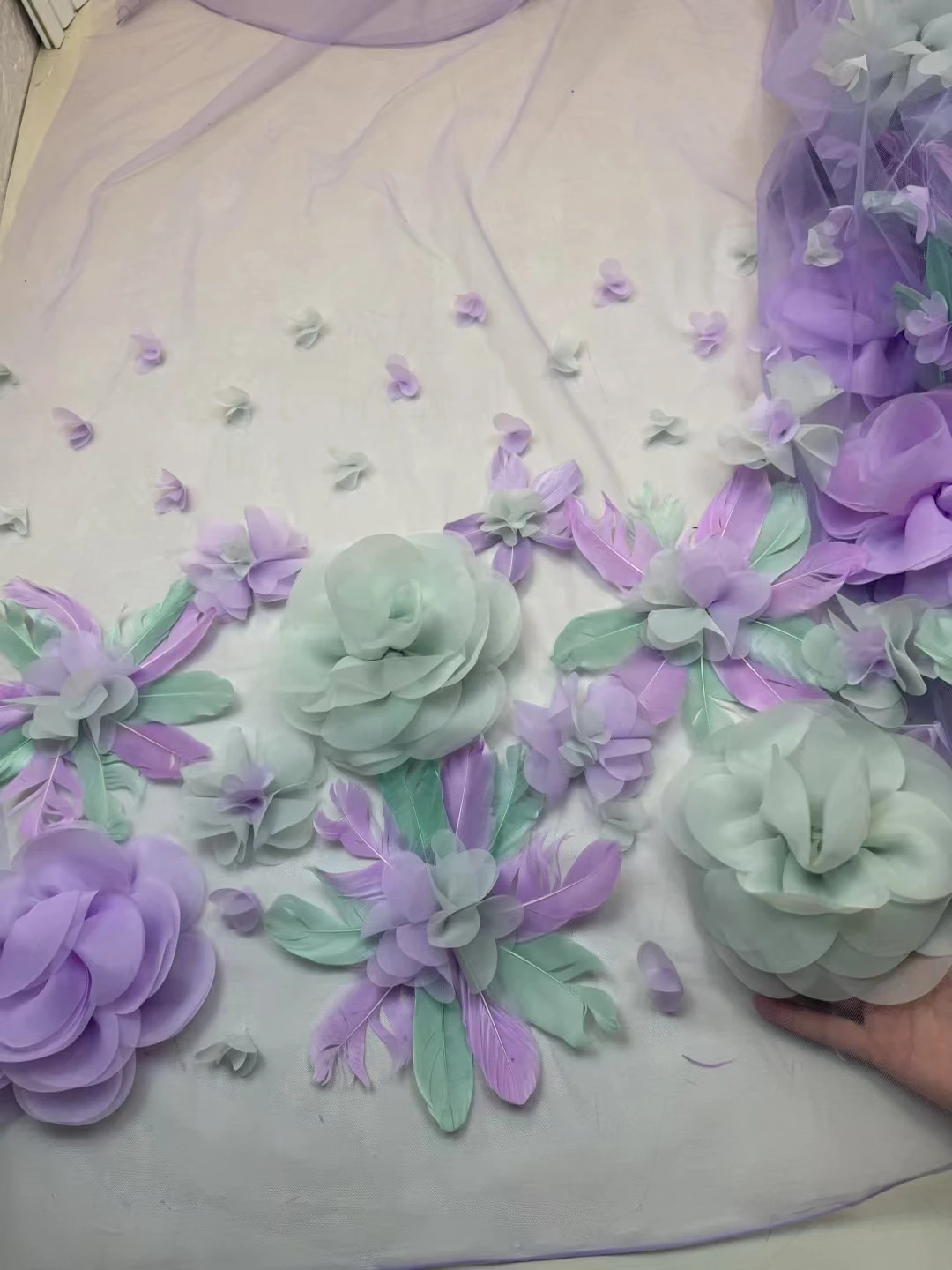 

5 ярдов, новейшее качество, нежная, очень мягкая сетка с 3D аппликацией и камнями, кружевная ткань для свадебного вечернего платья U_GE1958