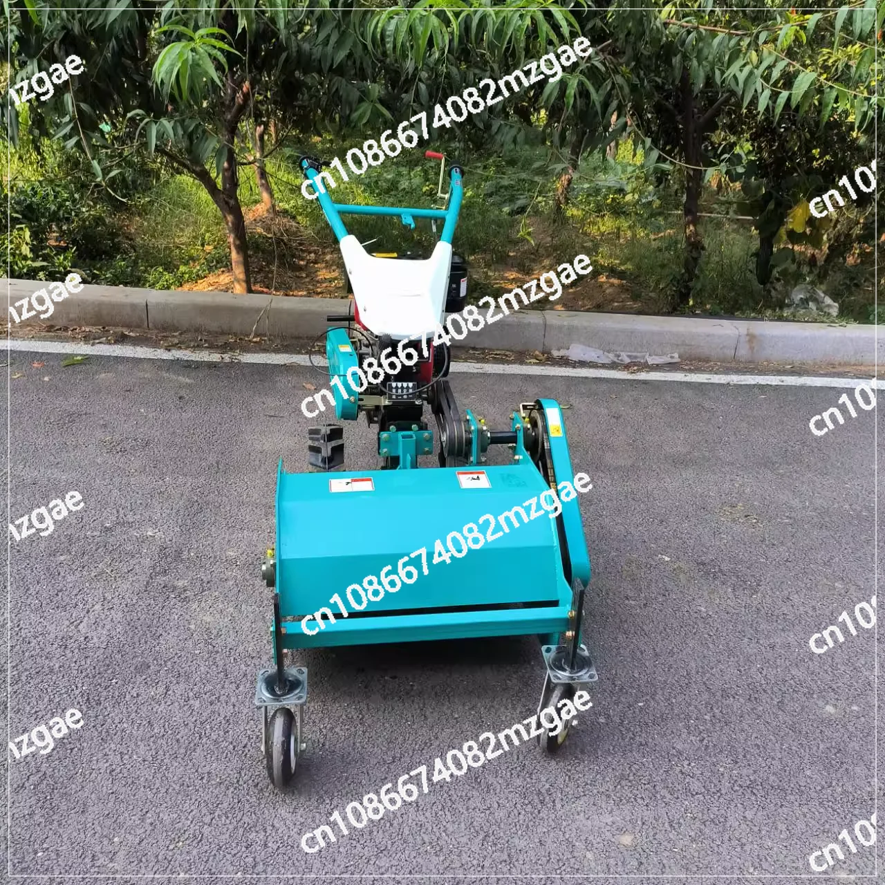 Wide cutting width self-propelled grass returning machine, orchard mower