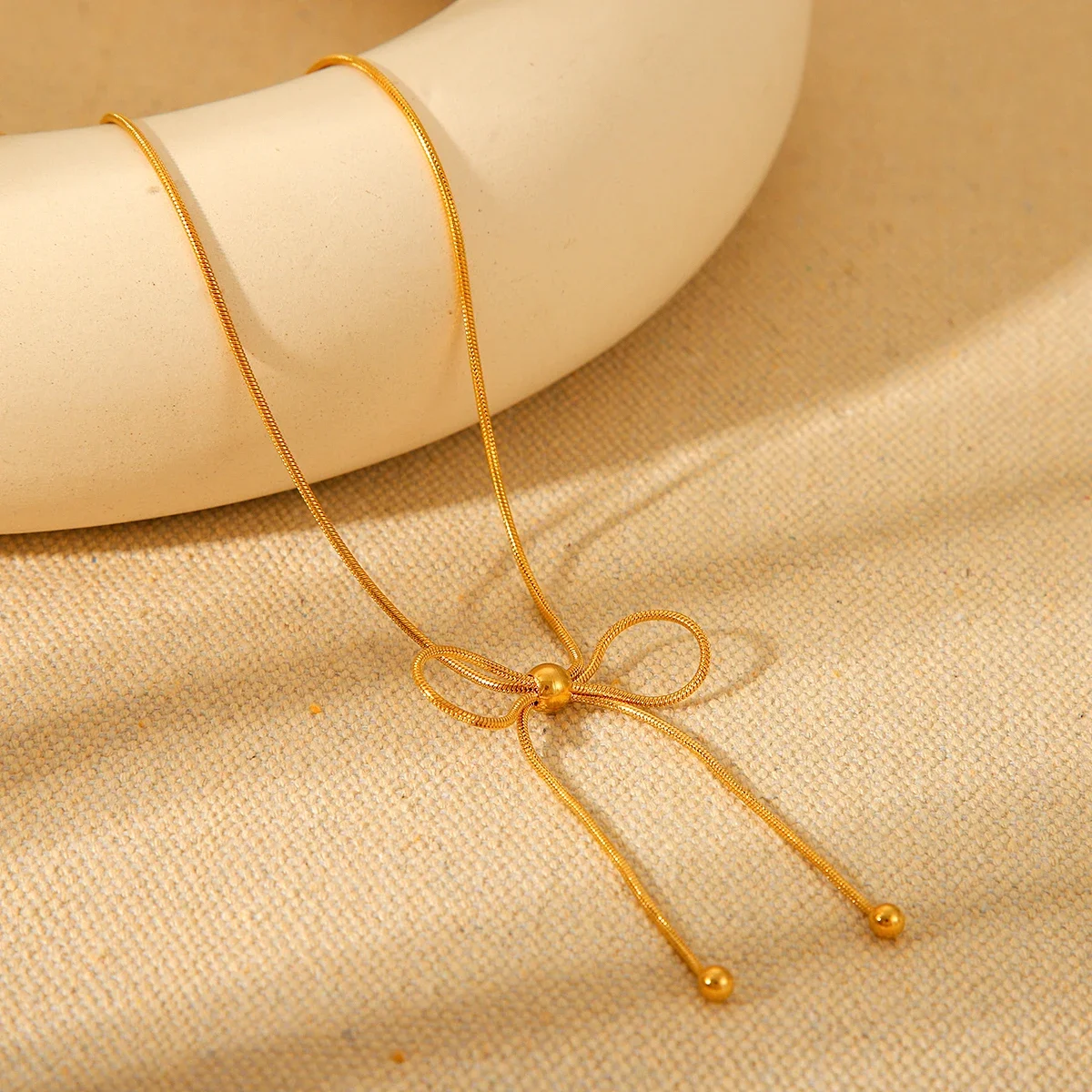 

Ожерелье с бантом из нержавеющей стали для женщин и девочек, минималистичный модный женский ювелирный аксессуар золотого цвета, подарок 2025