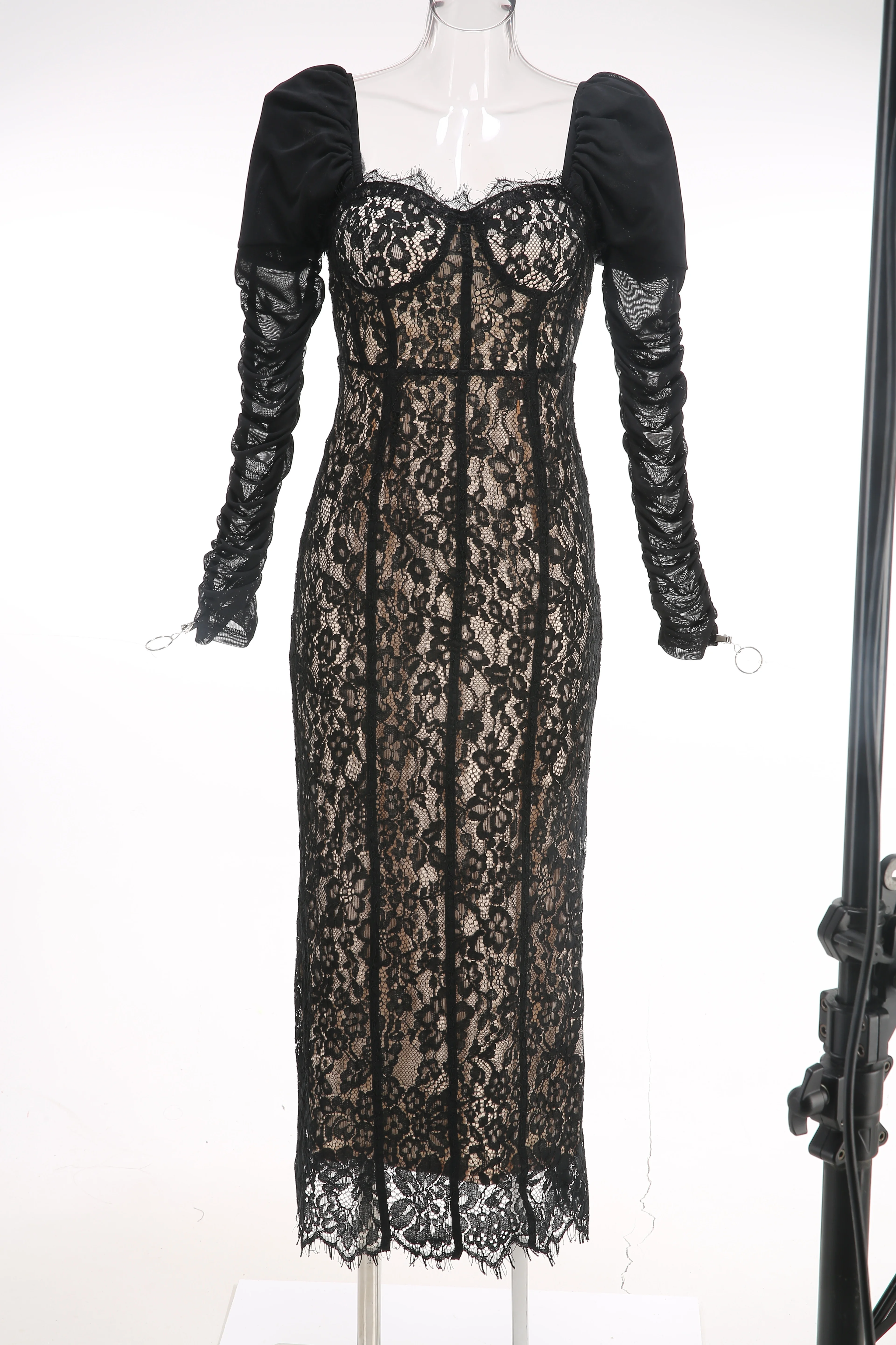 Elegancka damska sukienka z czarnej koronki, haftowana, z długim rękawem, kwadratowym dekoltem, z podszewką, miękka, wygodna, formalna, wieczorowa, na przyjęcie, do noszenia w domu.