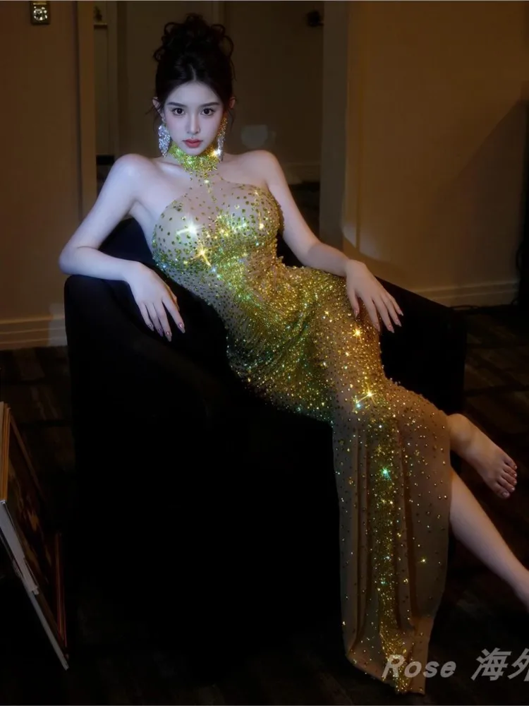 A dress for singer's performance at light luxury birthday music festival with water wrap around the buttocks and fish tail