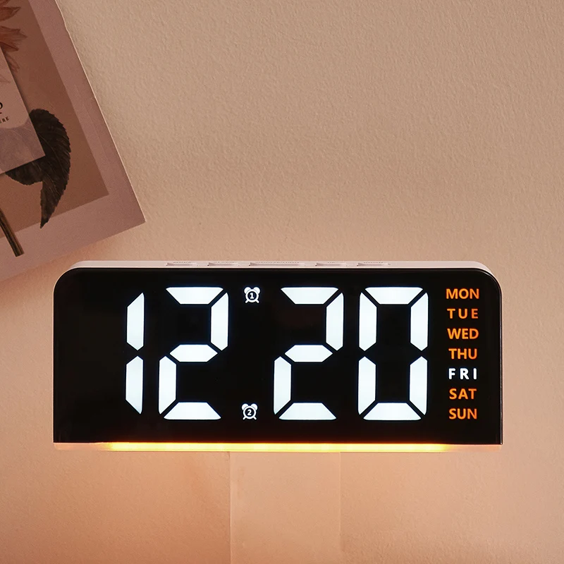 USB-betriebener digitaler Wecker mit Stimmungslicht, Temperaturanzeige, Datum, Wochenanzeige, 2 Alarme, Schlummerfunktion, Tischuhr, 4-stufige Helligkeitsregelung, 12/24-Stunden-Digital-LED-Uhr