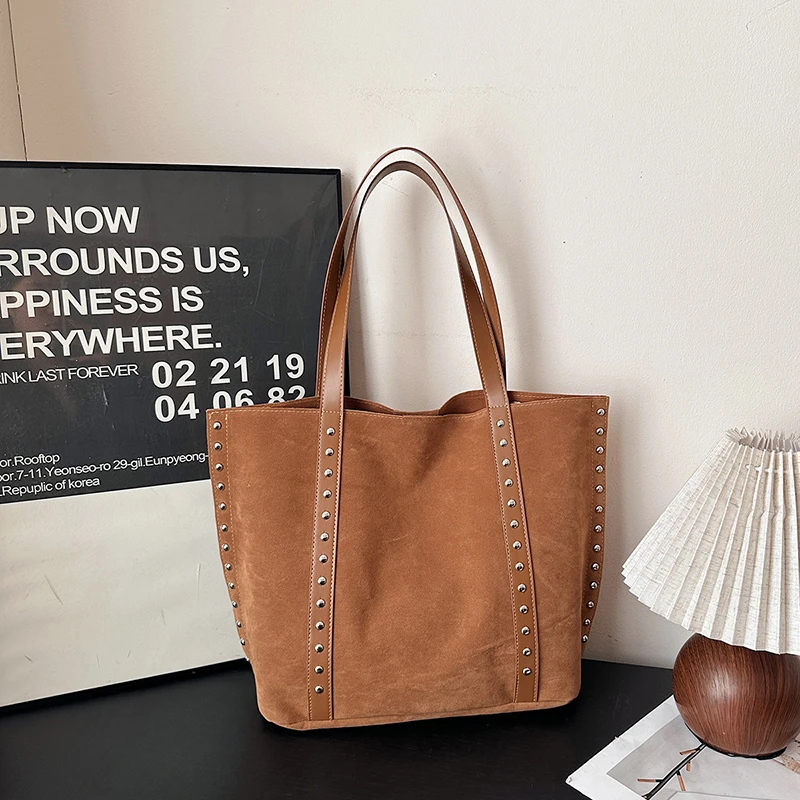 

2025 модная универсальная темпераментная повседневная сумка-тоут из искусственной замши с заклепками, однотонные сумки на плечо на молнии, сумки в стиле ретро большой вместимости