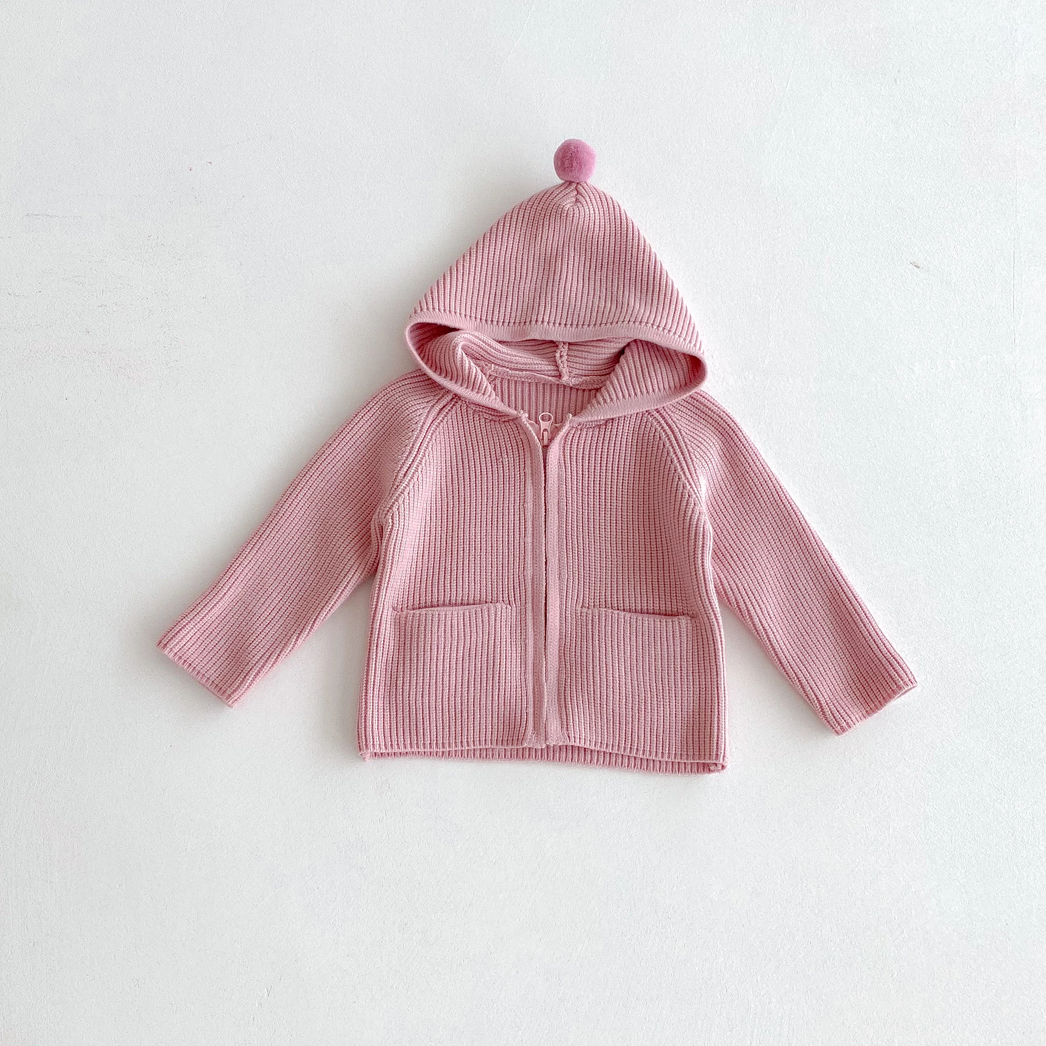 Eine einfarbige Kapuzenjacke für Mädchen ist im Herbst und Winter stilvoll, niedlich und warm. Eine lockere Strickjacke für Babys und Kleinkinder – Detail 9