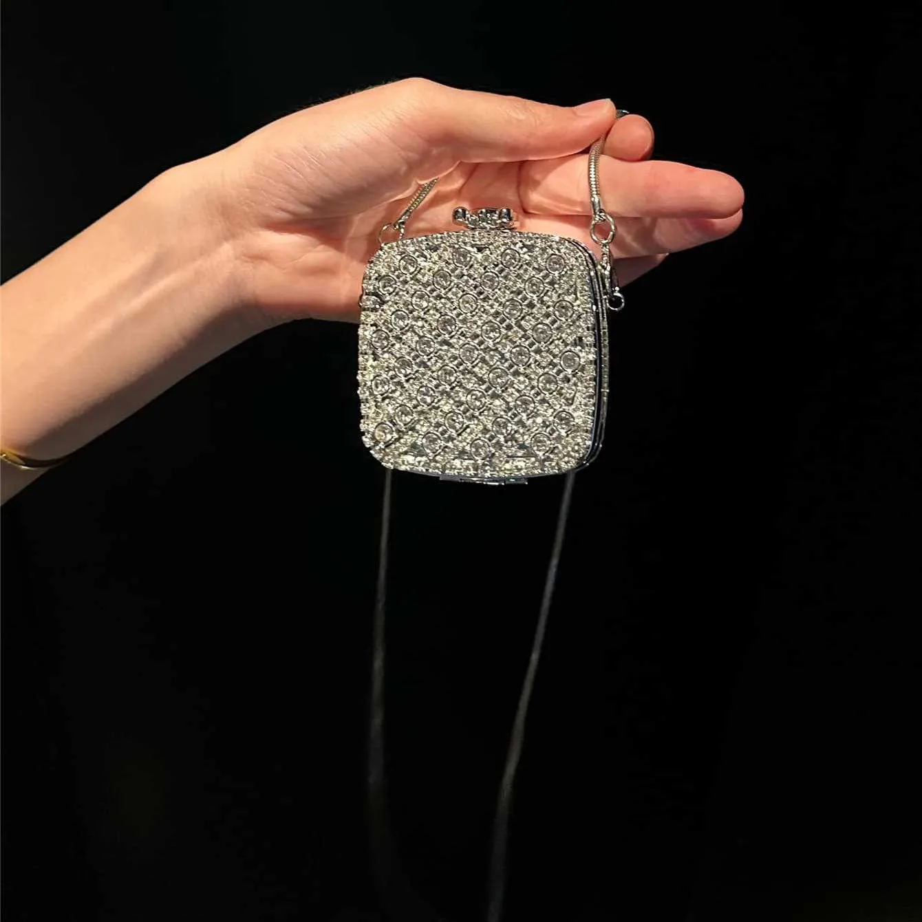 الفرنسية حجر الراين سلسلة معدنية حقيبة صغيرة رفرف شكل الفضة الصلب عبر الجسم صندوق أكياس موضة مساء حفلة فاخرة مخلب المحفظة