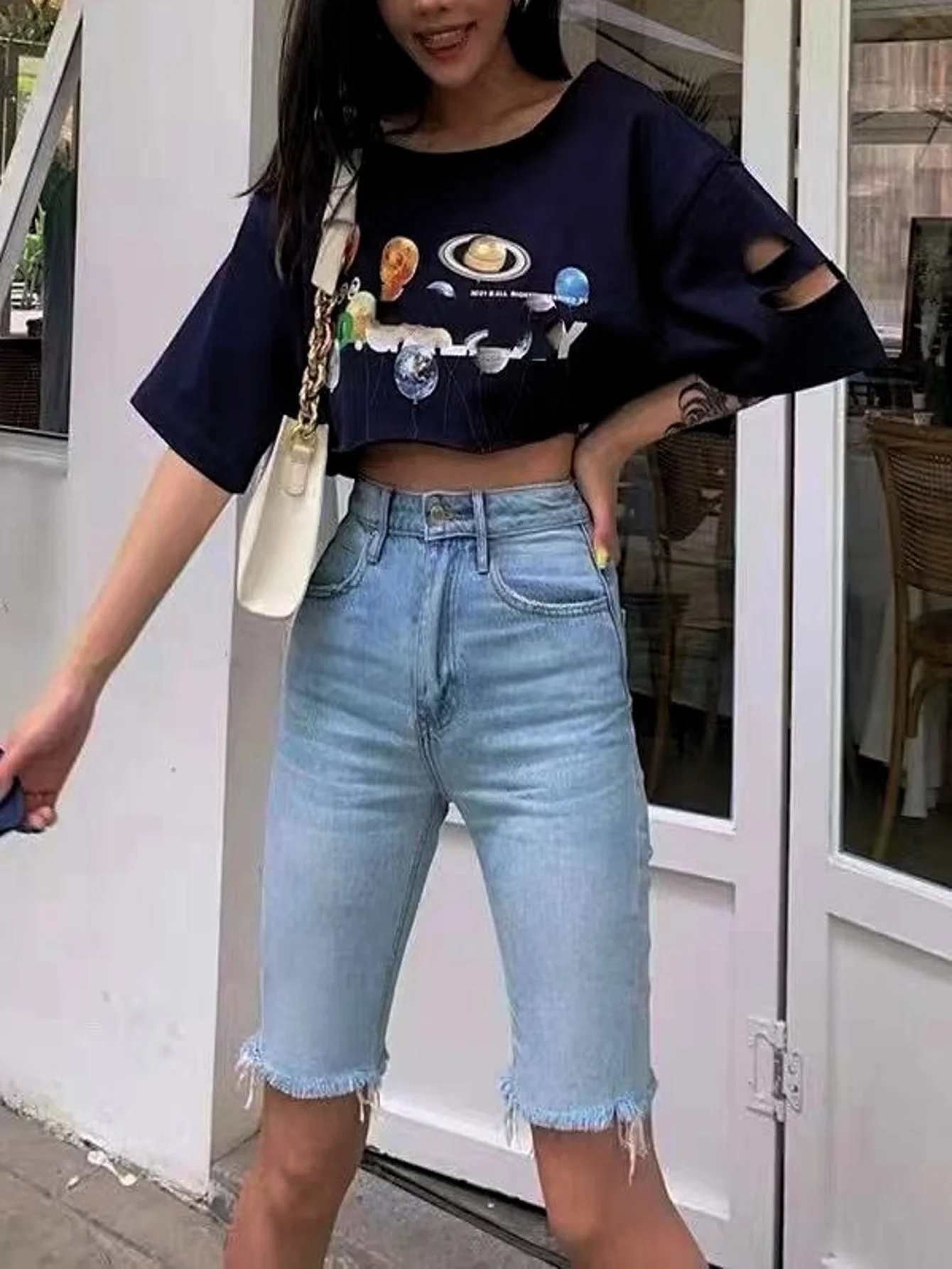 

Мужские джинсовые шорты унисекс синего цвета, стрейч, облегающий крой, без аксессуаров и ремней.