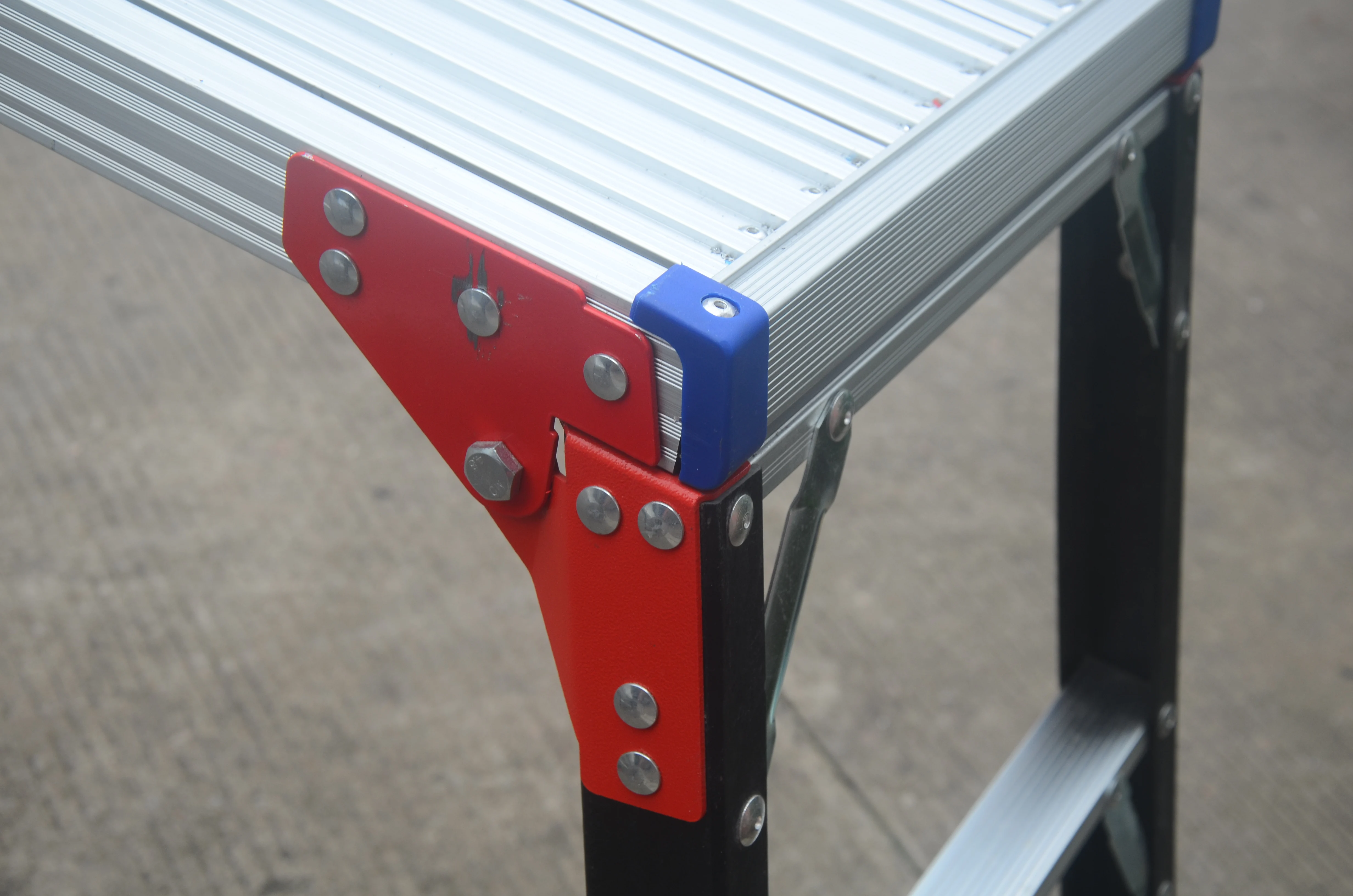 Modern Industrial Design Glass Fiber Working Platform with Galvanized Steel Frame for Professional Outdoor Workshop Use