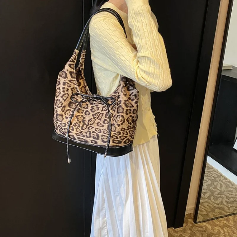 

Модная модная мини-сумка-кошелек для женщин, шикарная прогулка с простым буквенным логотипом и кожаным материалом премиум-класса