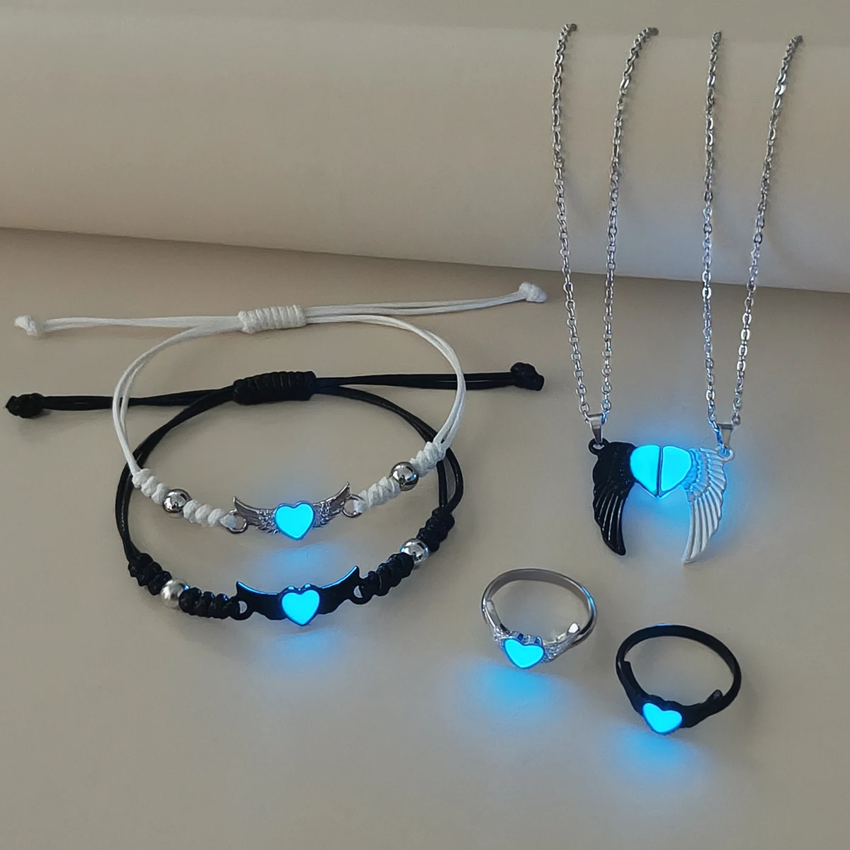 مجموعة أساور على شكل قلب مضيء وثلاثية الأبعاد على شكل جناح للزوجين للنساء مجموعة مجوهرات عصرية مكونة من 6 قطع