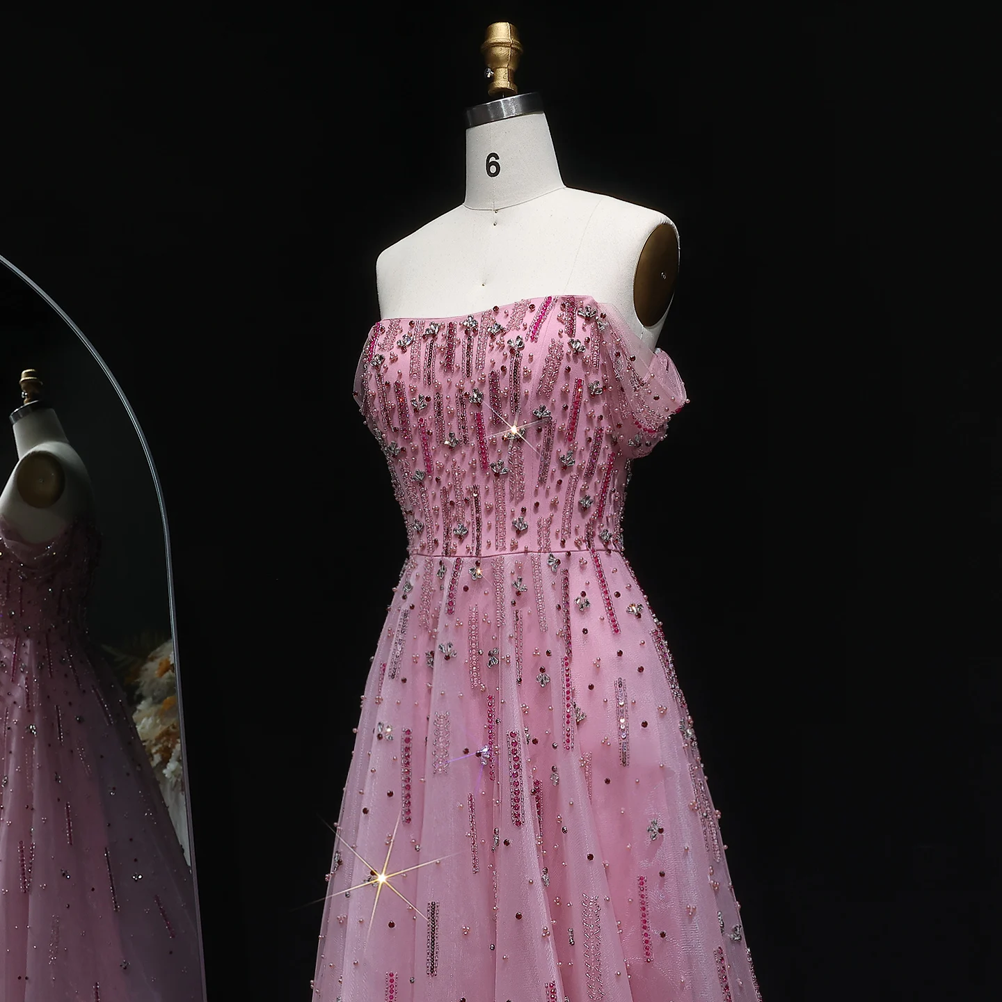 ชารอน กล่าวว่า ชุดราตรีทรงเอไลน์สีชมพูหรูหราแบบเปิดไหล่ประดับลูกปัดจากดูไบ เหมาะสำหรับงานแต่งงานและงานเลี้ยงสำหรับผู้หญิง คอลเลคชั่น 2025 SS226 สามารถสั่งตัดได้