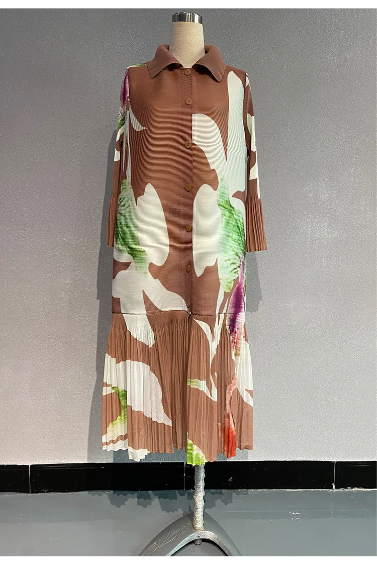 Miyake Plissierter Cardigan mit Knopfleiste, Frühjahr 2024, Neues Damenkleid mit Print, Revers und Blütenknospenärmeln, Sommerliches Damenkleid in Mittellänge – Detail 7