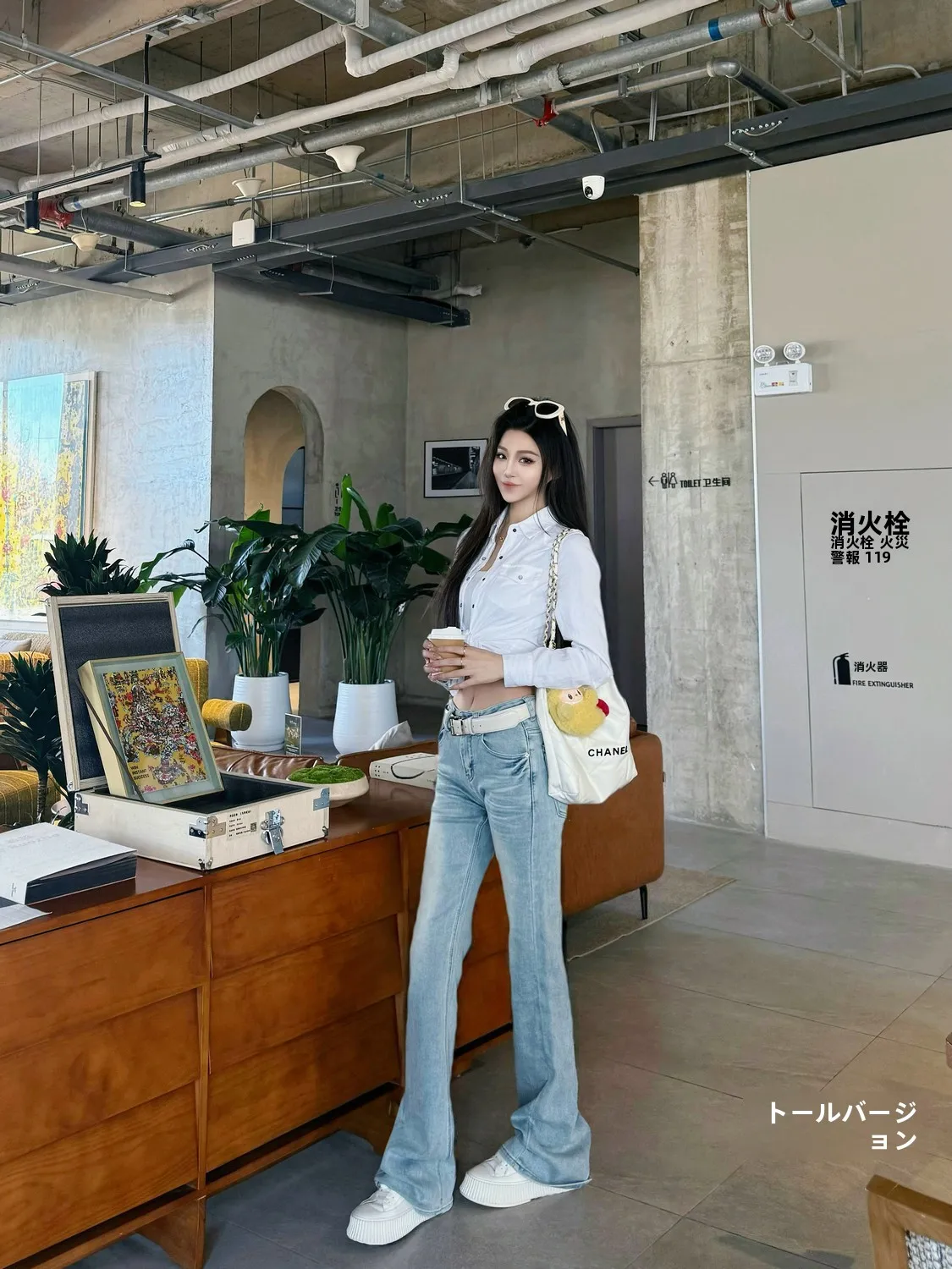 

Джинсы-клеш с низкой посадкой и удлиненными штанинами для женщин: визуально стройнят ноги, универсальные, для весеннего сезона, высокая посадка, деним.