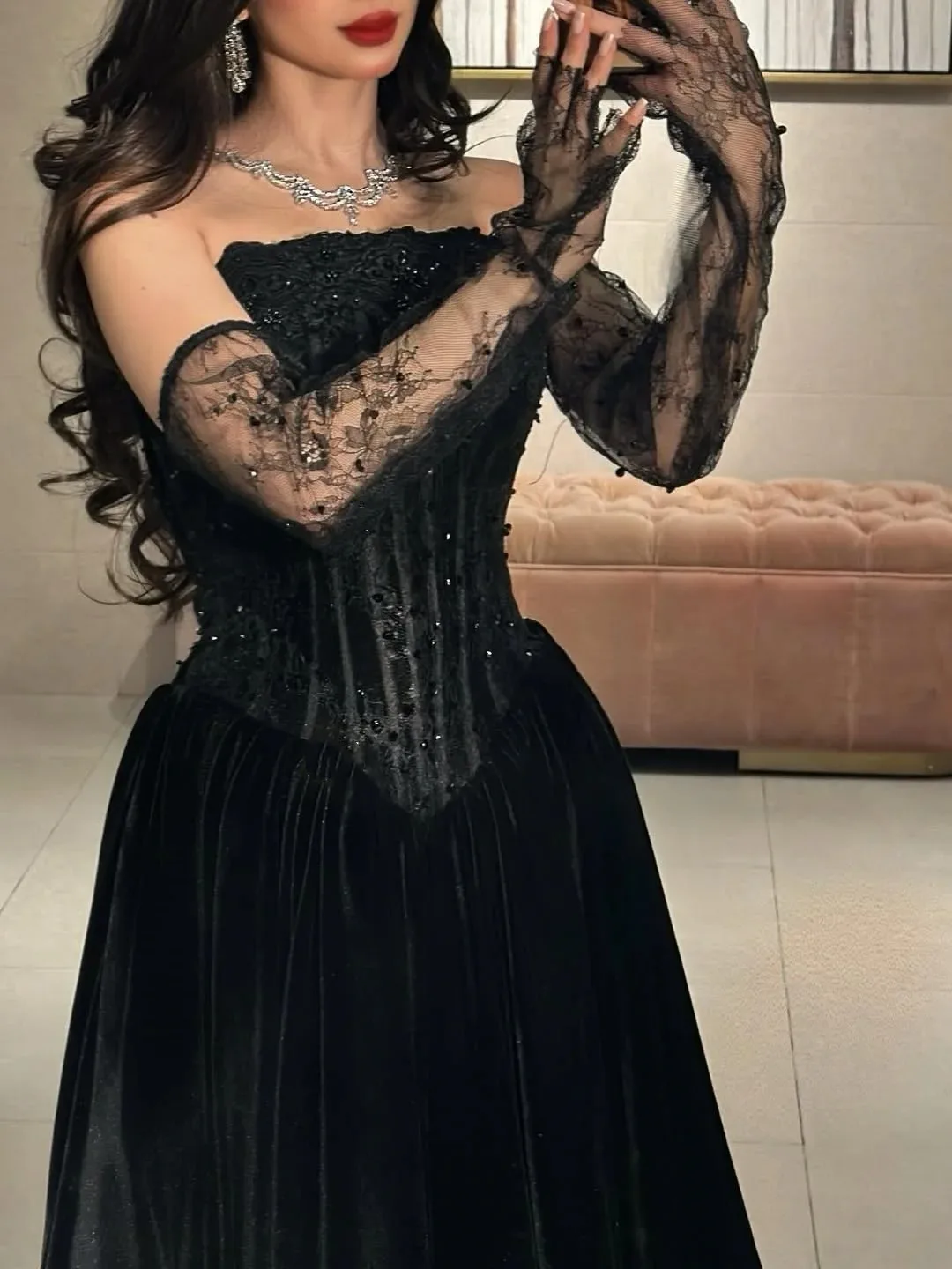 Enchant Maßgeschneiderte Saudi-Abschlussballkleider in Schwarz mit langen Ärmeln, trägerlos, plissiert, Spitze, Perlenverzierung, Partykleider, bodenlanges Abendkleid