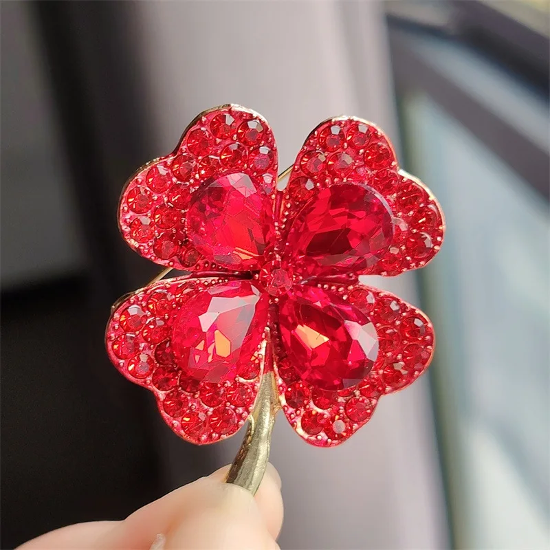 Spille di fiori di quadrifoglio di strass di cristallo rosso verde brillante per le donne spilla per feste di ufficio di bellezza Pin regali di capodanno