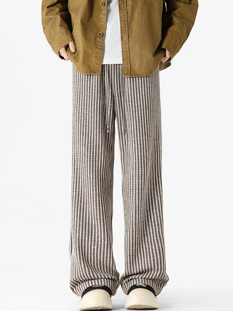 

Мужские повседневные брюки свободного прямого кроя с черно-белыми полосками в винтажном стиле, удлиненные, для создания расслабленного образа, весенний модный тренд