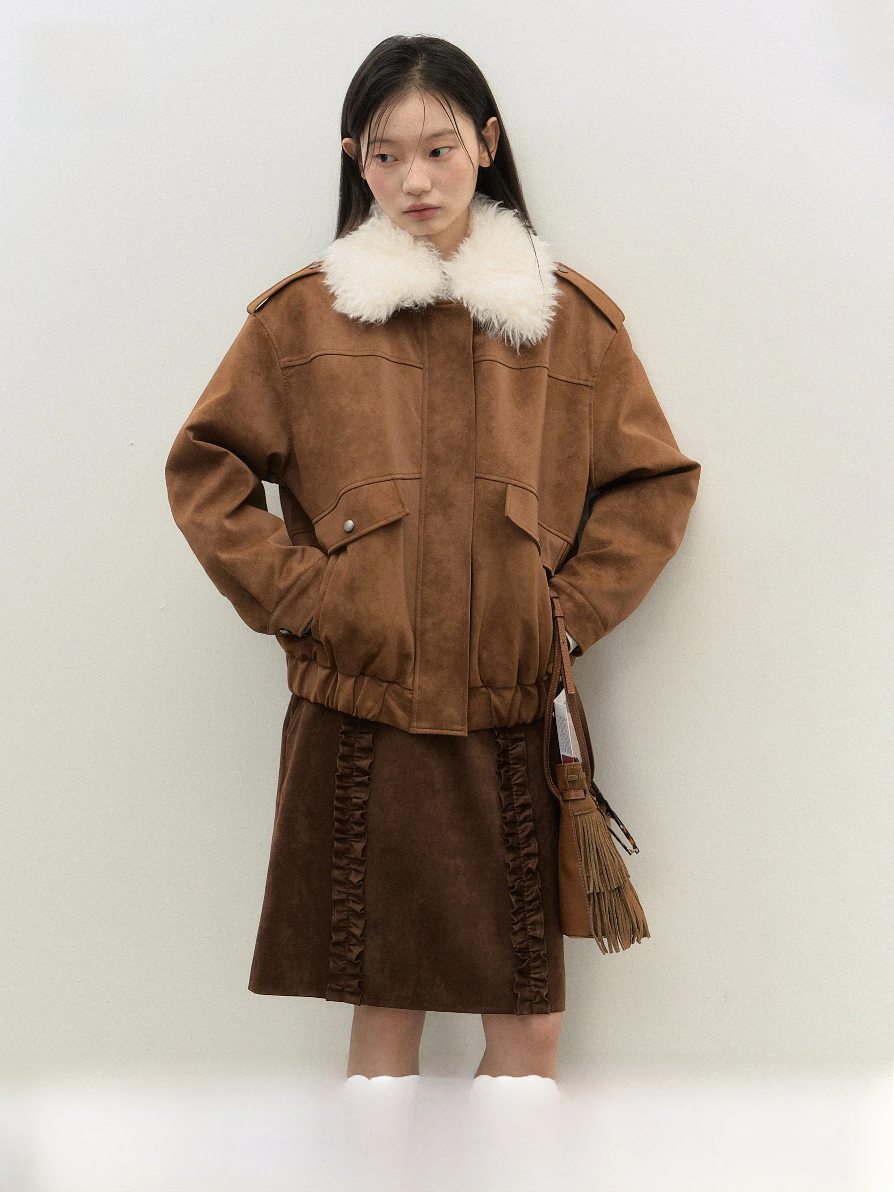 Casaco Feminino Freedom Baren Scenic de Couro de Porco com Gola Destacável em Cor Contrastante, Acolchoado, Quente e Solto com Fechamento em Zíper