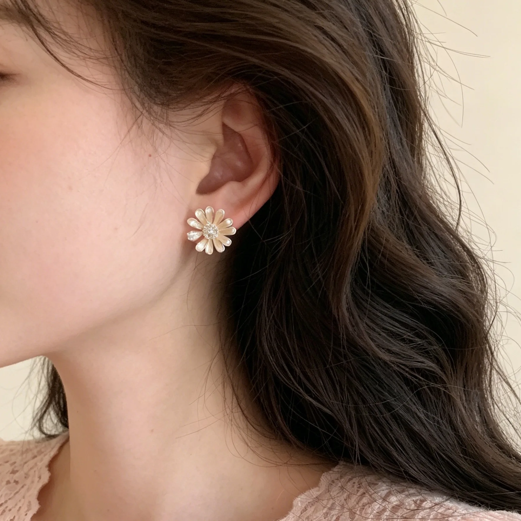 Vintage Daisy Flower Stud Earrings Rhinestone Sparkly Sweet for Women Lightweight Elegant Daily