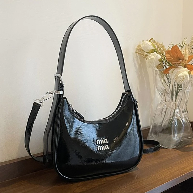 

Динамическая женская сумка, изготовленная для гибкого использования. Креативная сумка подмышки для бесшовного перехода в день в ночное время.