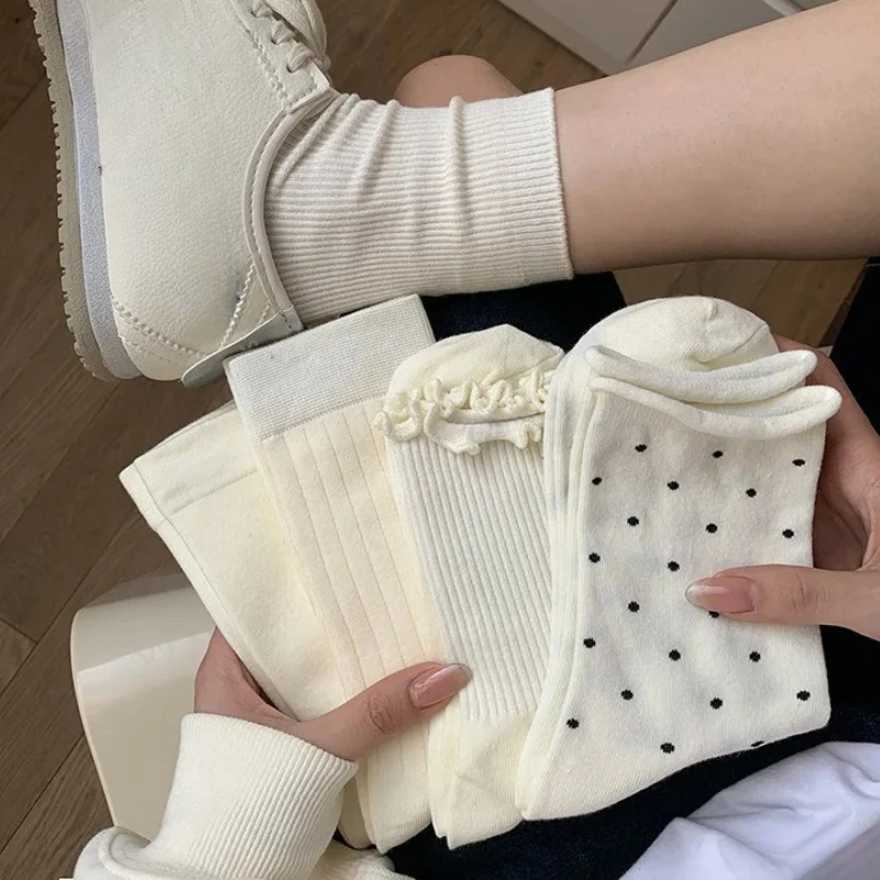 5 Paar gepunktete, schimmelresistente, schweißabsorbierende, atmungsaktive, weiche, bequeme Freizeitsocken für Damen, weiße Baumwollsocken mit mittlerer Länge