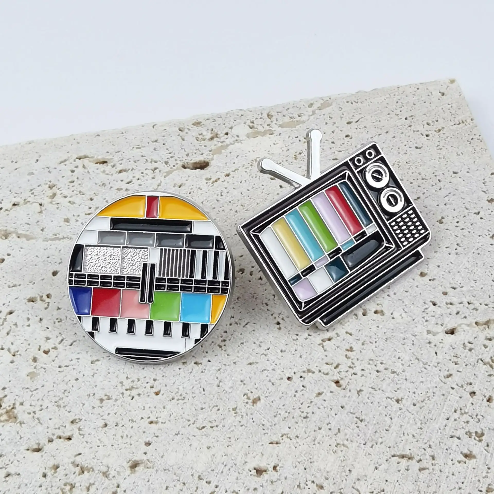 Broche antiguo de dibujos animados en forma de TV, insignia de metal divertida y divertida sin señal, ropa de moda, decoración de bolsos