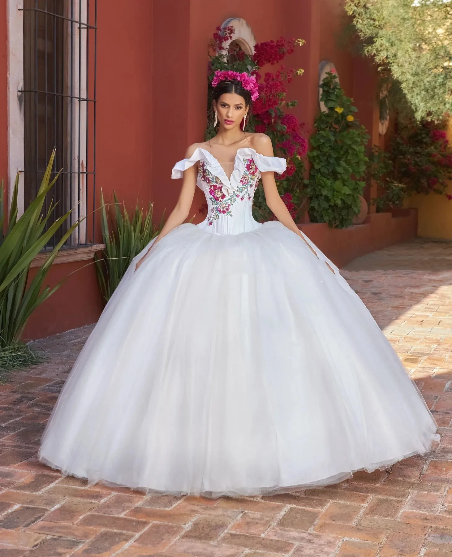 สีขาว Charro Quinceanera ชุดชุดไปงานเต้นรำปิดไหล่ Tulle Appliques Puffy เม็กซิกันหวาน16ชุด15 Anos