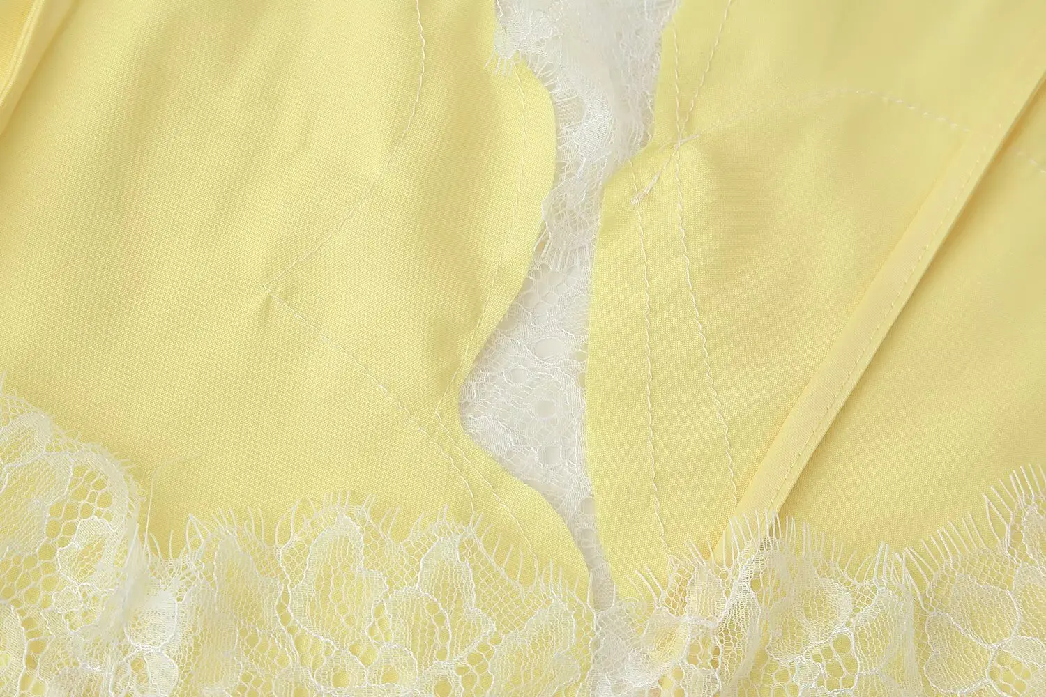 قطع علوية نسائية مثيرة أنيقة من الدانتيل الأسود برقبة على شكل V بدون أكمام Y2K موضة فتاة موضة صيف 2025 لقضاء العطلات على الشاطئ