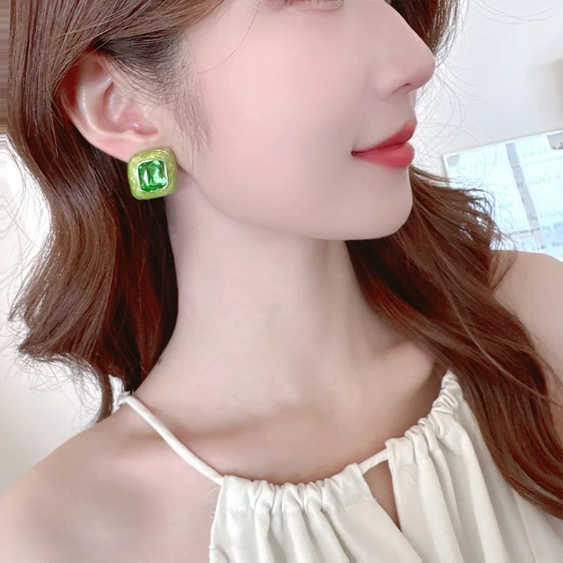 2025 new Earrings with a sense of design and craftsmanship, square, simple and fashionable stud earrings