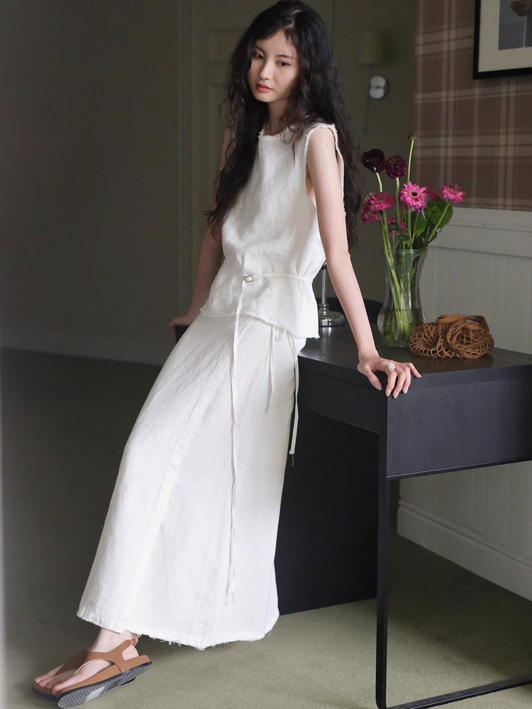 

Новинка лета: Ретро-топ из белого льна с асимметричным подолом, дизайнерский крой, с завязками на талии