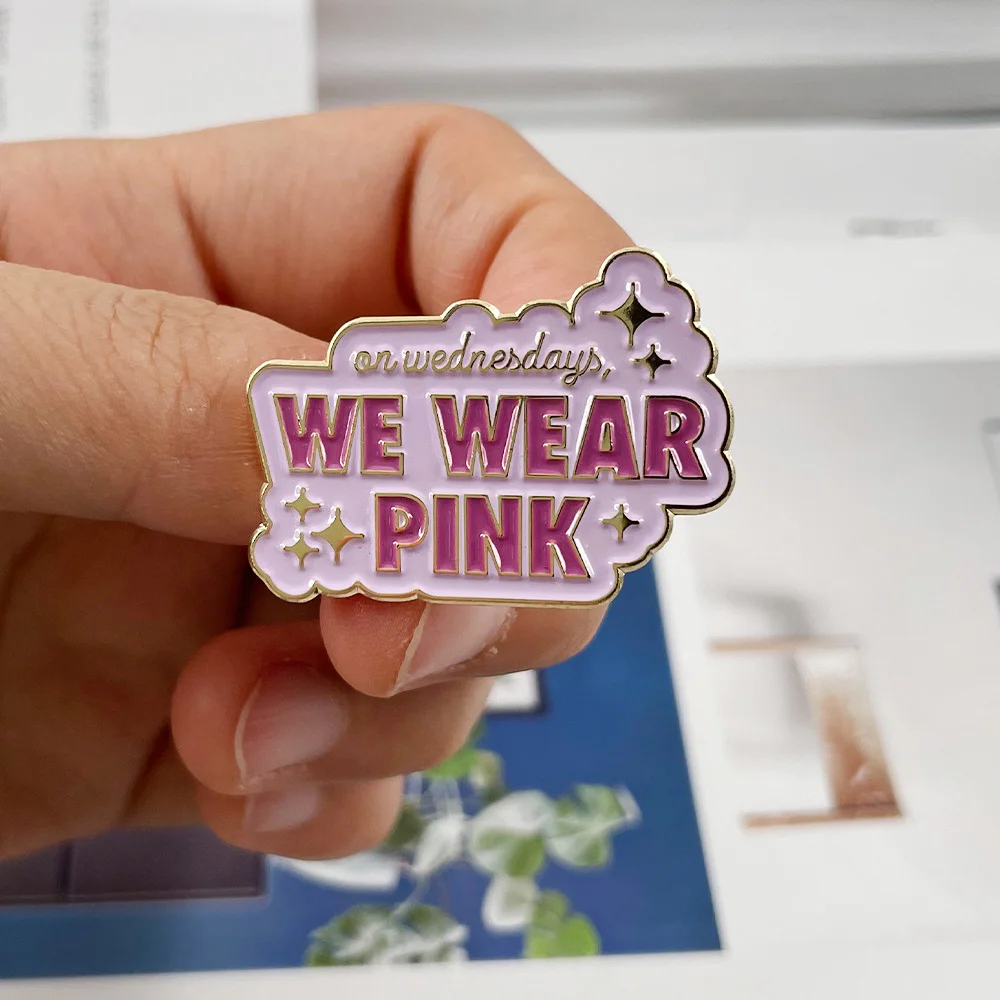 في أيام الأربعاء نرتدي دبوس المينا الوردي يعني الفتيات فيلم بروش كارين مبدع خط شارة Bff الضغط السلوك الاجتماعي مجوهرات هدايا