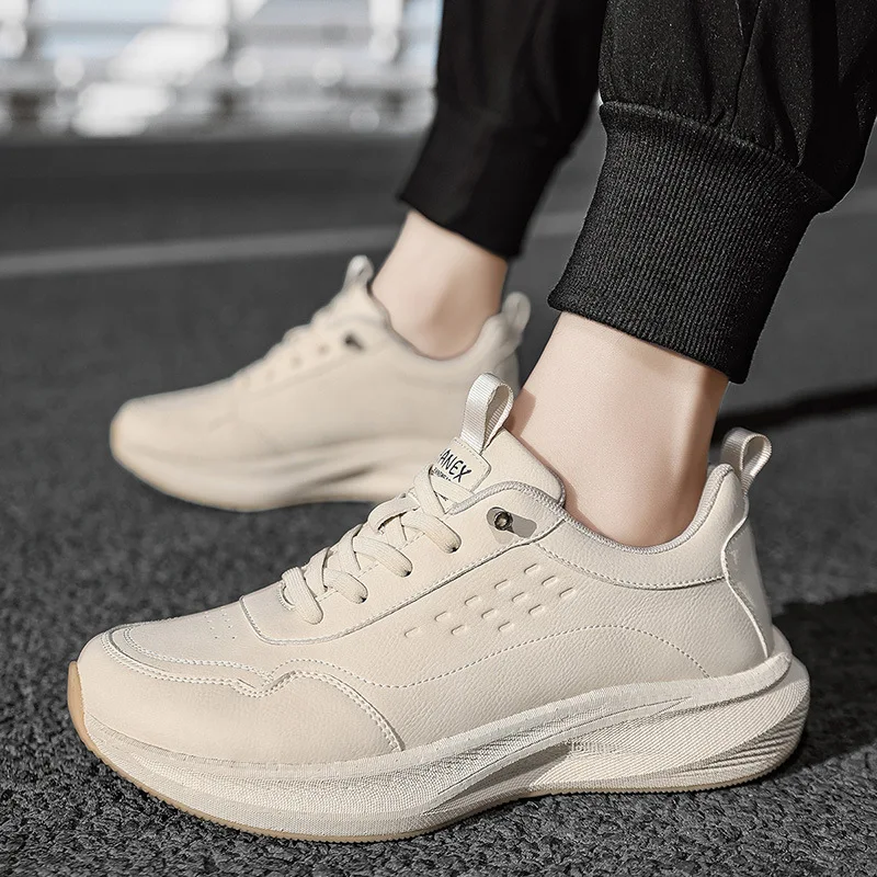 Wide-toed sports shoes with leather upper and popcorn cushioning, wide-fit running shoes for commuting