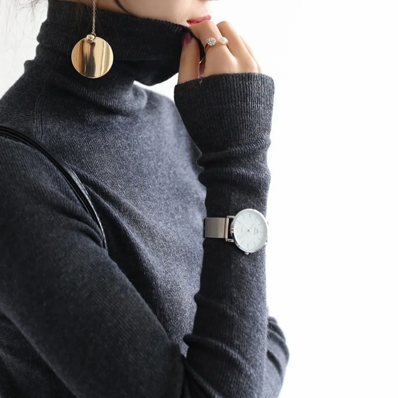 قميص محبوك ناعم برقبة عالية للنساء خريف وشتاء 2024 نمط جديد سترة داخلية نحيفة بلون واحد بأكمام طويلة من ألياف البوليستر