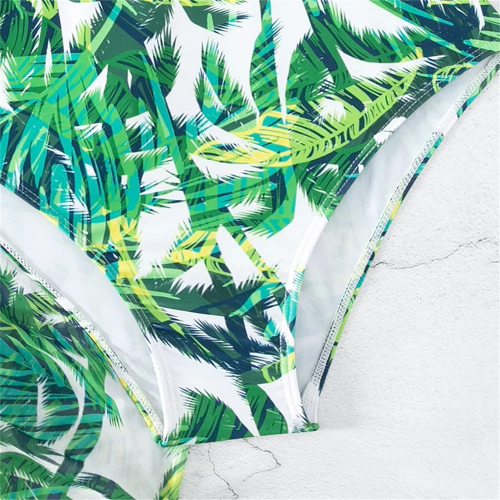 Set bikini con foglie verdi Catene di metallo Costume da bagno con stampa tropicale String Costumi da bagno per le vacanze Copricostume in rete Bikini da donna Completo da spiaggia