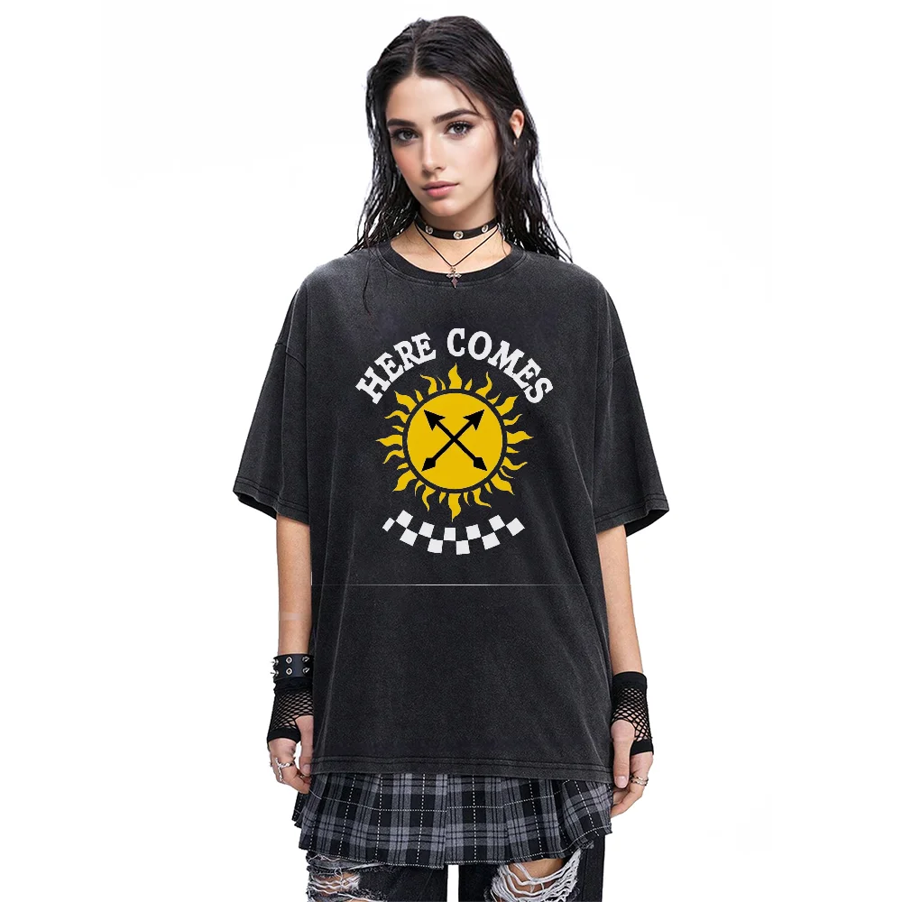 

Graphic Tees Woman Clothing T - Shirt With Fashionable Sun Print HERE COMES Words Eye - catching To Show Chic Fashionable