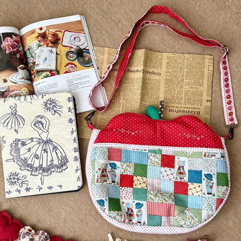 borsa-a-tracolla-patchwork-a-forma-di-mela-dal-design-vintage-con-motivo-a-quadretti-e-fiori-ideale-per-un-look-casual-e-ispirato-al-cottagecore