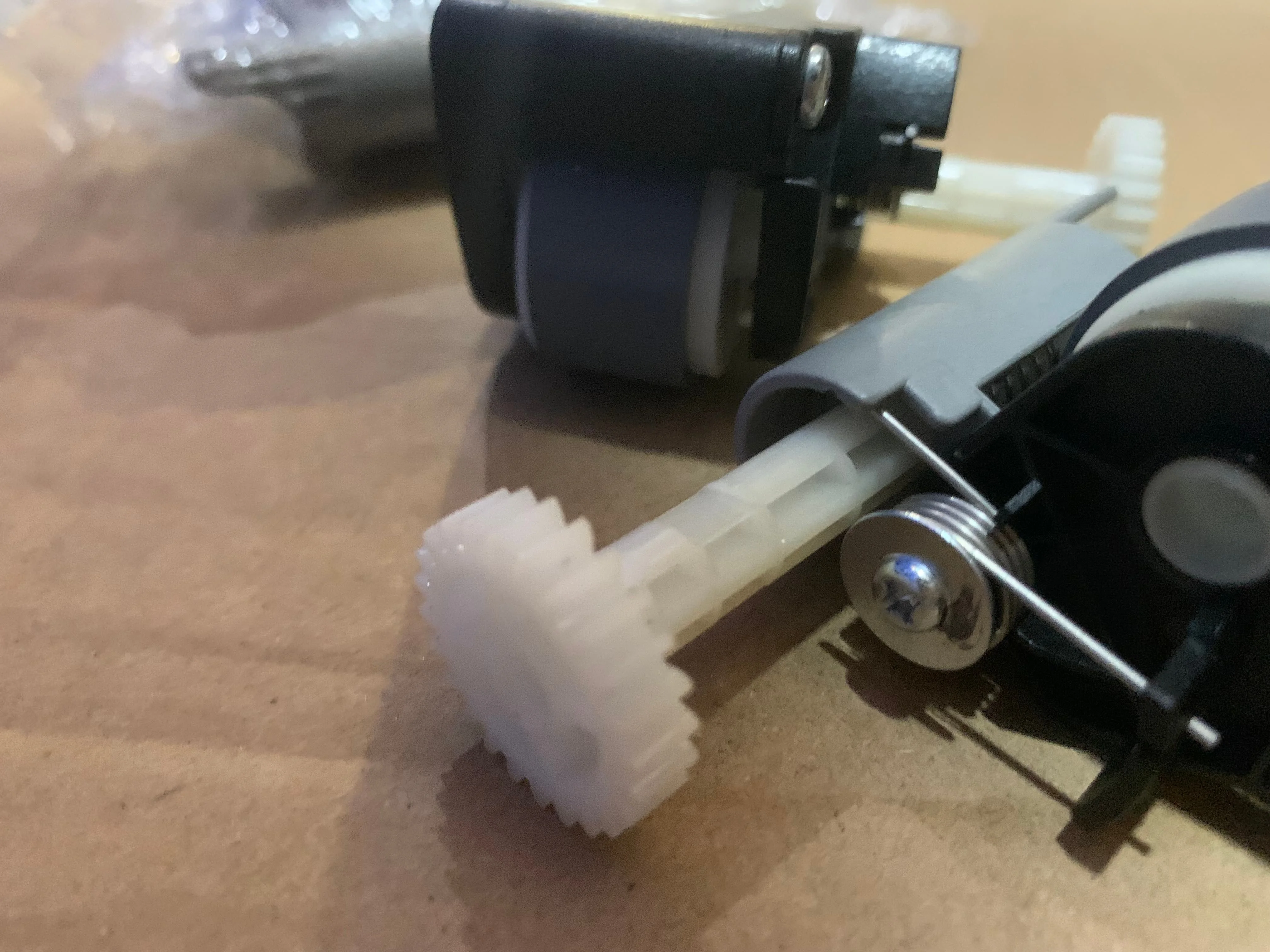 

1 оригинальный ролик захвата 1547069 PICK ASSY для Epson L200 L201 L100 L101 T22 ME33 ME330 ME35 ME350 TX120 TX130 SX125 S22 SX130