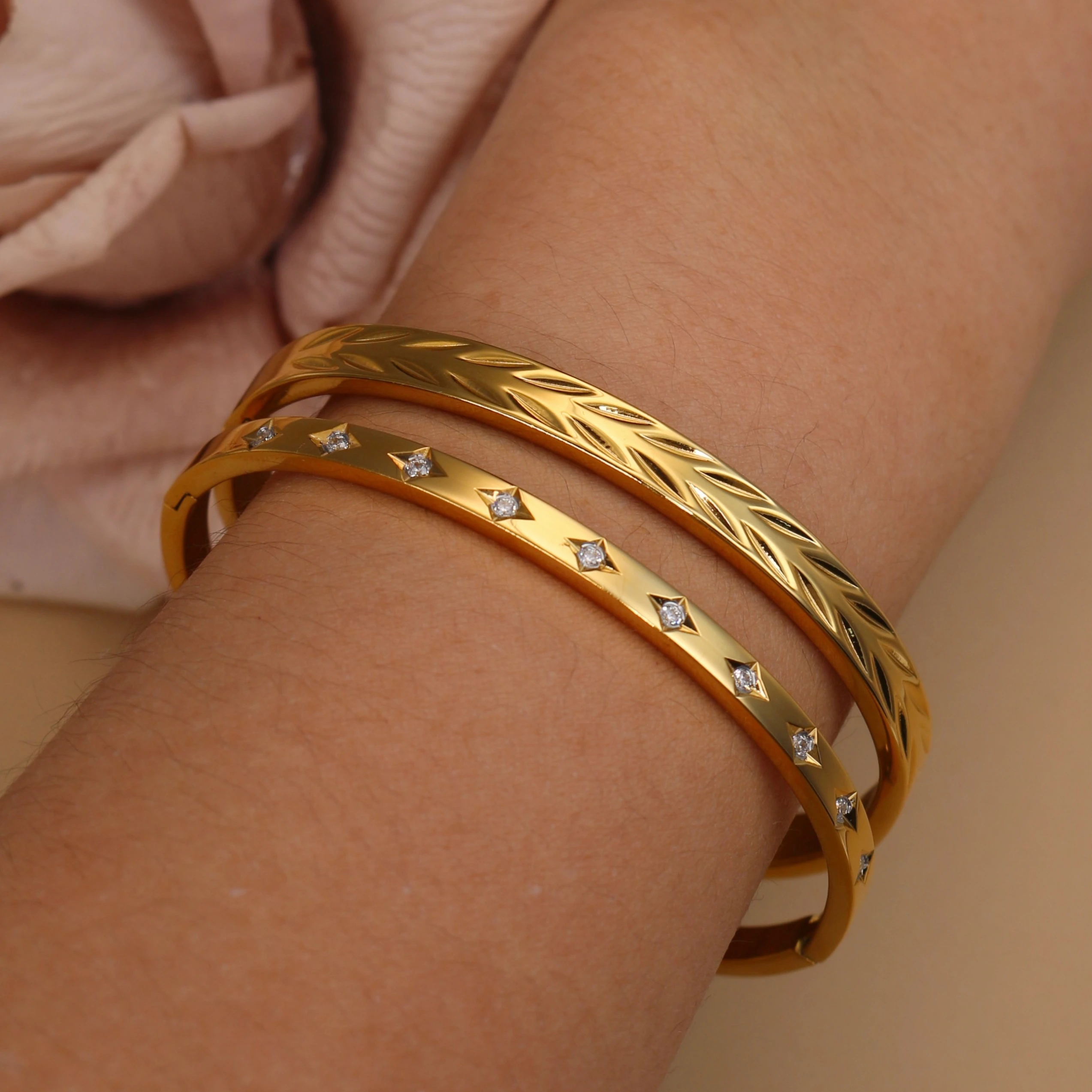 1PCS XE-042 NEW High quality stainless steel classic leaf graphic Zircon star bracelet for women love jewelry gift wholesale