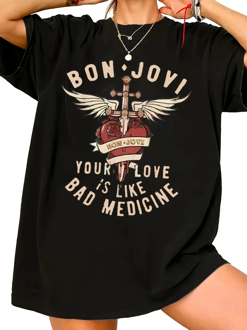 Camiseta feminina com estampa gráfica, preta, casual, manga curta, bon jovi, seu amor, bad medicine, design, asas, rosas, arte