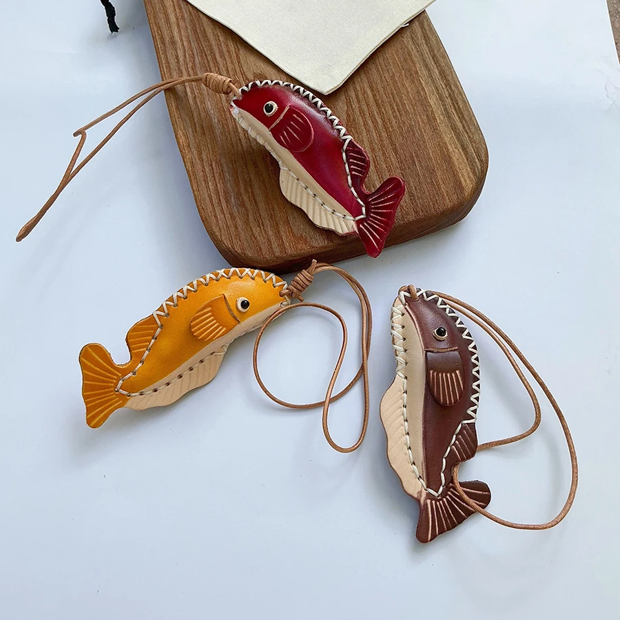 

Подвеска для автомобиля из натуральной воловьей кожи в виде рыбки кои, элегантный шарм для сумки, модный декор для салона авто, милый подарок, подвески для сумок