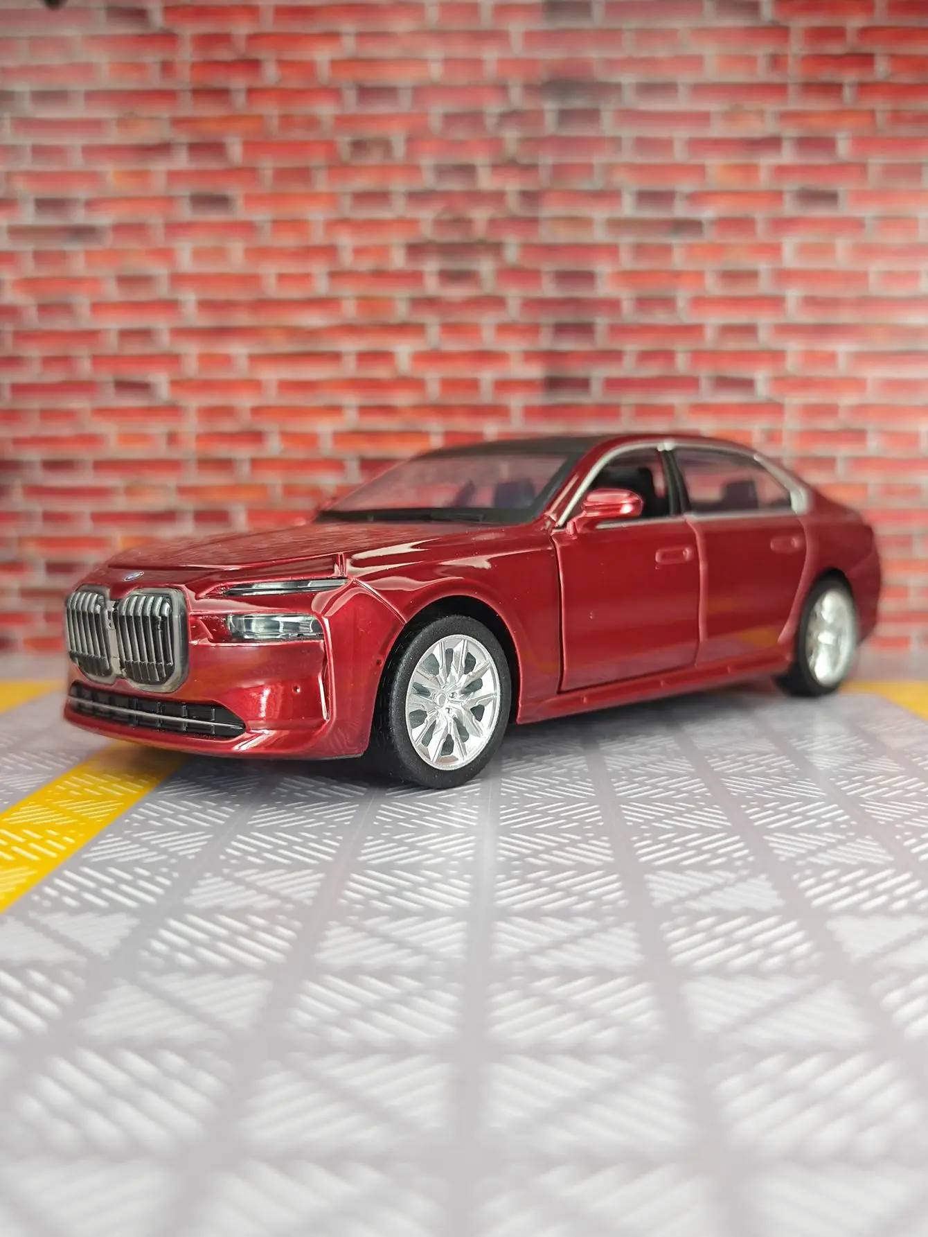 

1:32 BMW I7 new energy alloy car model 7 series car pull-back acousto-optic door can drive toy car boy